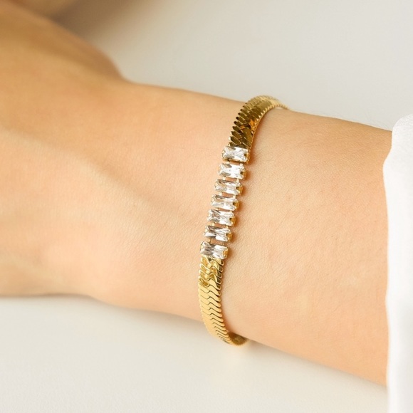 Baguette Zirconia Herringbone Bracelet | Gold plated Stainless steel - Picture 3 of 3